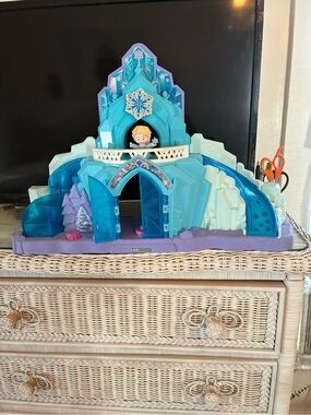 Fisher price little people Disney frozen ice castle